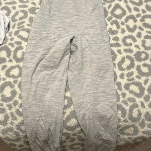 Lululemon leggings ( grey striped pattern)